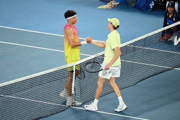 TENNIS AUSTRALIAN OPEN, American Ben Shelton, wearing bright pink and yellow, and Italy s Jannik Sinner shake hands at the net during the Men s Singles Semifinals match on day 13 of the 2025 Australian Open at Rod Laver Arena in Melbourne, Friday, January 24th, 2025. ( NO ARCHIVING, EDITORIAL USE ONLY, NO USE IN BOOKS WITHOUT CONSENT MELBOURNE VICTORIA AUSTRALIA  Copyright: xJAMESxROSSx 20250124188994362440