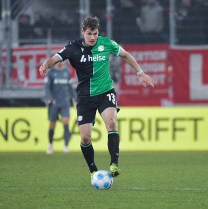 17.01.2025, ybly, Fussball 2.Bundesliga, Jahn Regensburg - Hannover 96 emspor, v.l. Max Christiansen (Hannover 96), FREISTELLER, EINZELBILD (DFL DFB REGULATIONS PROHIBIT ANY USE OF PHOTOGRAPHS as IMAGE SEQUENCES and or QUASI-VIDEO) Regensburg