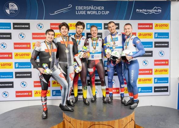 Bilder des Jahres 2025, Sport 01 Januar Sport Themen der Woche KW04 Sport Bilder des Tages photographer: FIL Michael Kristen 24.01.2025 7. FIL Eberspächer Luge World Cup, LOTTO Thüringen Ice Arena Oberhof (GER), WC Germany, Nations Cup, Men™s Doubles, Award Ceremony, picture: Devin Wardrope, Cole Anthony Zajanski (CAN), Moritz Jäger, Valentin Steudte (GER), Tomas Vavercak, Matej Zmij (SVK) *** photographer FIL Michael Kristen 24 01 2025 7 FIL Eberspächer Luge World Cup, LOTTO Thüringen Ice Arena Oberhof GER , WC Germany, Nations Cup, Men™s Doubles, Award Ceremony, picture Devin Wardrope, Cole Anthony Zajanski CAN , Moritz Jäger, Valentin Steudte GER , Tomas Vavercak, Matej Zmij SVK