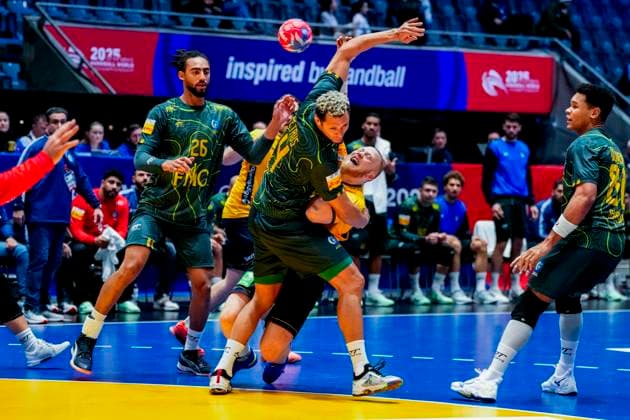 Sport Themen der Woche KW04 Sport Bilder des Tages Handball-VM 2025 hovedrunde: Sverige - Brasil Fornebu 20250124. Sveriges Felix M?ller mot Brasils Thiagus Petrus under VM-kampen i handball mellom Sverige og Brasil i Unity Arena. Foto: Beate Oma Dahle NTB Fornebu Norge EDITORIAL USE ONLY. RESTRICTED USE FOR BETTING COMPANIES Ref:_SPOeOPpN_62lhs.jpg  Copyright: xBeatexOmaxDahlex xNTBx