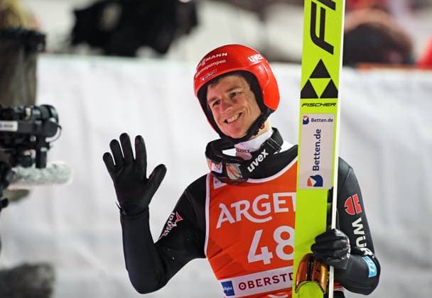 Sport Themen der Woche KW04 Sport Bilder des Tages Oberstdorf, Deutschland, 24.Januar 2025: Skifliegen, FIS Skiflying Worldcup, Weltcup, Herren, Weltcup, Oberstdorf, Heini-Klopfer-Skiflugarena, Qualifikation GEIGER Karl (GER) winkt in die Kamera im Auslauf *** Oberstdorf, Germany, January 24, 2025 Ski Flying, FIS Ski Flying World Cup, World Cup, Men, World Cup, Oberstdorf, Heini Klopfer Ski Flying Arena, Qualification GEIGER Karl GER waves into the camera in the outrun