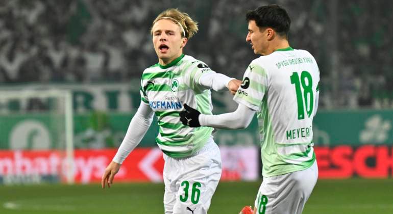 24.01.2025 - Fussball - Saison 2024 2025 - 2. Fussball - Bundesliga - 19. Spieltag: SpVgg Greuther Fürth ( Kleeblatt ) - 1. FC Kaiserslautern Lautern FCK ( Rote Teufel ) - Sportfoto Zink - xwoxzix - DFL regulations prohibit any use of photographs as image sequences and or quasi-video - only for editorial use - Torjubel Jubel Freude nach Treffer Tor Torschuß zum 1:0 durch Philipp Müller (36, SpVgg Greuther Fürth ) - Philipp Müller (36, SpVgg Greuther Fürth ) Marco Meyerhöfer Meyerhoefer (18, SpVgg Greuther Fürth )