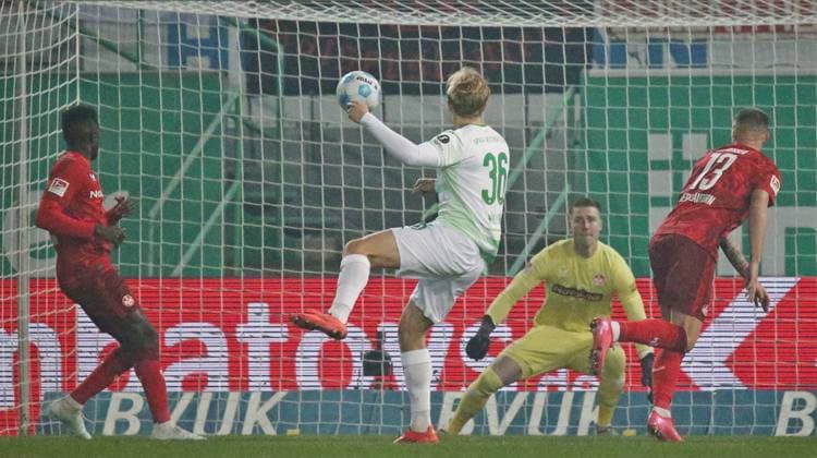 24.01.2025, xmohx, Fussball 2.Bundesliga, Spvgg Greuther Fuerth - 1.FC Kaiserslautern emspor, v.l. Philipp Müller (Fürth) erzielt das 1-0 (DFL DFB REGULATIONS PROHIBIT ANY USE OF PHOTOGRAPHS as IMAGE SEQUENCES and or QUASI-VIDEO) Fuerth