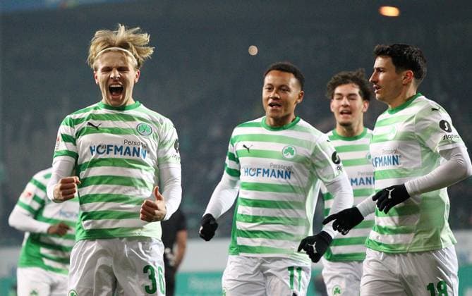 Torjubel Tor 1-0 Philipp Müller , 2.Bundesliga , SpVgg Greuther Fürth-1. FC Kaiserslautern , Fußball , in den Sportpark Ronhof Thomas Sommer Stadion , Fürth , Bayern , Deutschland . Januar 24, 2025 . Photo by: Davide Elias Ipa Photo Pressefoto DENL Copyright: xDavidexEliasx