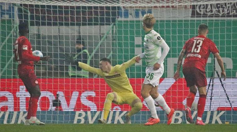 24.01.2025, xmohx, Fussball 2.Bundesliga, Spvgg Greuther Fuerth - 1.FC Kaiserslautern emspor, v.l. Philipp Müller (Fürth) erzielt das 1-0 (DFL DFB REGULATIONS PROHIBIT ANY USE OF PHOTOGRAPHS as IMAGE SEQUENCES and or QUASI-VIDEO) Fuerth