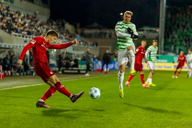 Fürth, Deutschland 24. Januar 2025: 2. Liga - 2024 2025 - SpVgg Greuther Fürth vs. 1. FC Kaiserlautern Im Bild: v. li. im Zweikampf Leon Robinson (FCK) und Branimir Hrgota (Fuerth) DFL regulations prohibit any use of photographs as image sequences and or quasi-video Sportpark Ronhof Bayern