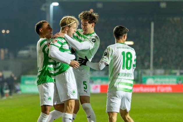 Fürth, Deutschland 24. Januar 2025: 2. Liga - 2024 2025 - SpVgg Greuther Fürth vs. 1. FC Kaiserlautern Im Bild: in der Traube Torschütze Philipp Müller Mueller (Fuerth) jubelt nach seinem Tor zum 1:0 mit seinen Mannschaftskollegen, DFL regulations prohibit any use of photographs as image sequences and or quasi-video Sportpark Ronhof Bayern