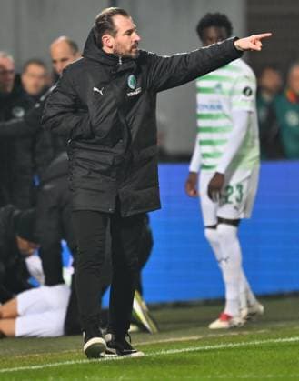 24.01.2025 - Fussball - Saison 2024 2025 - 2. Fussball - Bundesliga - 19. Spieltag: SpVgg Greuther Fürth ( Kleeblatt ) - 1. FC Kaiserslautern Lautern FCK ( Rote Teufel ) - Sportfoto Zink - xwoxzix - DFL regulations prohibit any use of photographs as image sequences and or quasi-video - only for editorial use - Jan Siewert ( Trainer SpVgg Greuther Fürth ) zeigt deutet