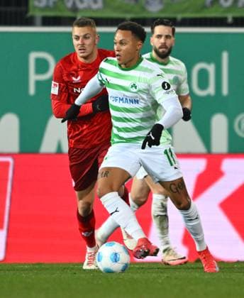 24.01.2025 - Fussball - Saison 2024 2025 - 2. Fussball - Bundesliga - 19. Spieltag: SpVgg Greuther Fürth ( Kleeblatt ) - 1. FC Kaiserslautern Lautern FCK ( Rote Teufel ) - Sportfoto Zink - xwoxzix - DFL regulations prohibit any use of photographs as image sequences and or quasi-video - only for editorial use - Roberto Massimo (11, SpVgg Greuther Fürth ) vor Filip Kaloc (26, 1. FC Kaiserslautern FCK )