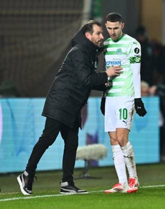 24.01.2025 - Fussball - Saison 2024 2025 - 2. Fussball - Bundesliga - 19. Spieltag: SpVgg Greuther Fürth ( Kleeblatt ) - 1. FC Kaiserslautern Lautern FCK ( Rote Teufel ) - Sportfoto Zink - xwoxzix - DFL regulations prohibit any use of photographs as image sequences and or quasi-video - only for editorial use - Jan Siewert ( Trainer SpVgg Greuther Fürth ) Branimir Hrgota (10, SpVgg Greuther Fürth )