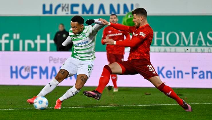 24.01.2025 - Fussball - Saison 2024 2025 - 2. Fussball - Bundesliga - 19. Spieltag: SpVgg Greuther Fürth ( Kleeblatt ) - 1. FC Kaiserslautern Lautern FCK ( Rote Teufel ) - Sportfoto Zink - xwoxzix - DFL regulations prohibit any use of photographs as image sequences and or quasi-video - only for editorial use - Roberto Massimo (11, SpVgg Greuther Fürth ) Jan Elvedi (33, 1. FC Kaiserslautern FCK )