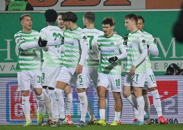 24.01.2025, xmohx, Fussball 2.Bundesliga, Spvgg Greuther Fuerth - 1.FC Kaiserslautern emspor, v.l. Philipp Müller nejubelt das 1-0 (DFL DFB REGULATIONS PROHIBIT ANY USE OF PHOTOGRAPHS as IMAGE SEQUENCES and or QUASI-VIDEO) Fuerth