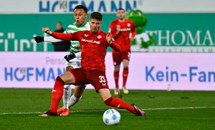 24.01.2025 - Fussball - Saison 2024 2025 - 2. Fussball - Bundesliga - 19. Spieltag: SpVgg Greuther Fürth ( Kleeblatt ) - 1. FC Kaiserslautern Lautern FCK ( Rote Teufel ) - Sportfoto Zink - xwoxzix - DFL regulations prohibit any use of photographs as image sequences and or quasi-video - only for editorial use - Jan Elvedi (33, 1. FC Kaiserslautern FCK ) vor Roberto Massimo (11, SpVgg Greuther Fürth )
