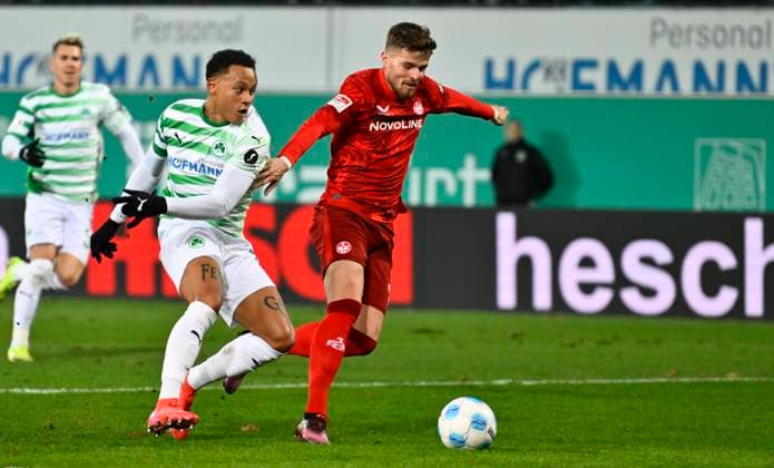 24.01.2025 - Fussball - Saison 2024 2025 - 2. Fussball - Bundesliga - 19. Spieltag: SpVgg Greuther Fürth ( Kleeblatt ) - 1. FC Kaiserslautern Lautern FCK ( Rote Teufel ) - Sportfoto Zink - xwoxzix - DFL regulations prohibit any use of photographs as image sequences and or quasi-video - only for editorial use - Roberto Massimo (11, SpVgg Greuther Fürth ) Jan Elvedi (33, 1. FC Kaiserslautern FCK )