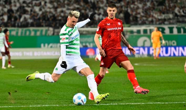 24.01.2025 - Fussball - Saison 2024 2025 - 2. Fussball - Bundesliga - 19. Spieltag: SpVgg Greuther Fürth ( Kleeblatt ) - 1. FC Kaiserslautern Lautern FCK ( Rote Teufel ) - Sportfoto Zink - xwoxzix - DFL regulations prohibit any use of photographs as image sequences and or quasi-video - only for editorial use - Felix Klaus (30, SpVgg Greuther Fürth ) Chance Torchance - Erik Wekesser (13, 1. FC Kaiserslautern FCK , rechts )