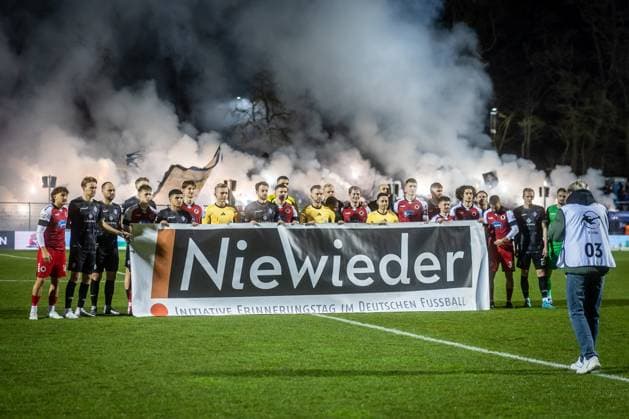 Sport Themen der Woche KW04 Sport Bilder des Tages 3. Liga: FC Viktoria Köln - SV Waldhof Mannheim, 24.01.2025 Initiative Erinnerungstag im Fußball: Die Mannschaften machen vor dem Spiel aufmerksam ; Köln, 24.01.2025, 21. Spieltag der 3. Fußball-Liga, FC Viktoria Köln - SV Waldhof Mannheim im Sportpark Hoehenberg in Köln. Die DFL-Bestimmungen verbieten die Verwendung von Fotografien als Bildsequenzen und oder Quasi-Videos. *** 3 Liga FC Viktoria Köln SV Waldhof Mannheim, 24 01 2025 Initiative Remembrance Day in Football The teams draw attention before the match Cologne, 24 01 2025, 21 matchday of the 3 Football League, FC Viktoria Köln SV Waldhof Mannheim at Sportpark Hoehenberg in Cologne The DFL regulations prohibit the use of photographs as image sequences and or quasi videos Copyright: xBEAUTIFULxSPORTS LeahxKohringx