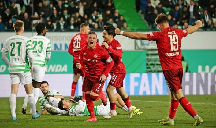 24.01.2025, xmohx, Fussball 2.Bundesliga, Spvgg Greuther Fuerth - 1.FC Kaiserslautern emspor, v.l. Marlon Ritter (Kaiserslautern) bejubelt das 1-1 (DFL DFB REGULATIONS PROHIBIT ANY USE OF PHOTOGRAPHS as IMAGE SEQUENCES and or QUASI-VIDEO) Fuerth