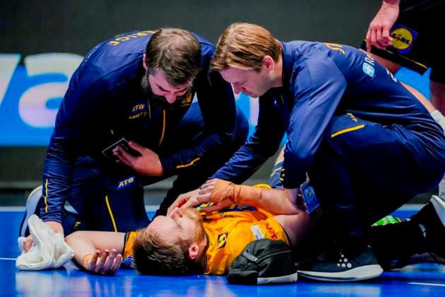 Sport Themen der Woche KW04 Sport Bilder des Tages Handball-VM 2025 hovedrunde: Sverige - Brasil Fornebu 20250124. Sveriges Albin Lagergren blir liggende nede under VM-kampen i handball mellom Sverige og Brasil i Unity Arena. Foto: Beate Oma Dahle NTB Fornebu Norge EDITORIAL USE ONLY. RESTRICTED USE FOR BETTING COMPANIES Ref:_SPO0PYRjoyeX88.jpg *** Handball World Cup 2025 main round Sweden Brazil Fornebu 20250124 Swedens Albin Lagergren stays down during the World Cup handball match between Sweden and Brazil in Unity Arena Photo Beate Oma Dahle NTB Fornebu Norway EDITORIAL USE ONLY RESTRICTED USE FOR BETTING COMPANIES  Copyright: xBeatexOmaxDahlex xNTBx