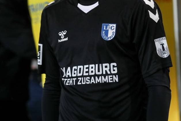 Bilder des Jahres 2025, Sport 01 Januar Sport Themen der Woche KW04 Sport Bilder des Tages 24.01.2025, xgox, Fussball 2. Bundesliga, 1. FC Magdeburg - Eintracht Braunschweig emspor, v.l. Symbolfoto, Symbolbild, Symbol, Sondertrikot, Trikot, Magdeburg steht zusammen, Gedenken an den Anschlag auf den Weihnachtsmarkt in Magdeburg am 20.12.2024 (DFL DFB REGULATIONS PROHIBIT ANY USE OF PHOTOGRAPHS as IMAGE SEQUENCES and or QUASI-VIDEO) Magdeburg