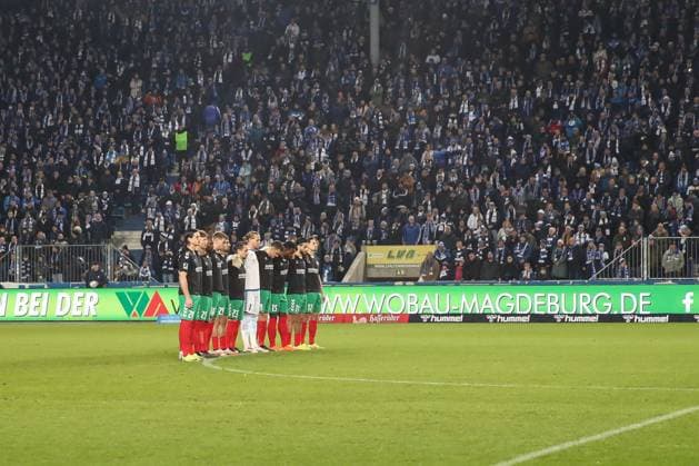 24.01.2025, xgox, Fussball 2. Bundesliga, 1. FC Magdeburg - Eintracht Braunschweig emspor, v.l. Schweigeminute, Gedenkminute, Gedenken an den Anschlag auf den Weihnachtsmarkt in Magdeburg am 20.12.2024 (DFL DFB REGULATIONS PROHIBIT ANY USE OF PHOTOGRAPHS as IMAGE SEQUENCES and or QUASI-VIDEO) Magdeburg
