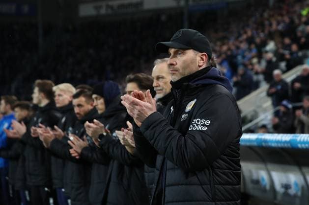 24.01.2025, xgox, Fussball 2. Bundesliga, 1. FC Magdeburg - Eintracht Braunschweig emspor, v.l. Daniel Scherning (Braunschweig, Trainer) gibt Anweisungen, gestikuliert mit den Armen, gesticulate, gives instructions (DFL DFB REGULATIONS PROHIBIT ANY USE OF PHOTOGRAPHS as IMAGE SEQUENCES and or QUASI-VIDEO) Magdeburg