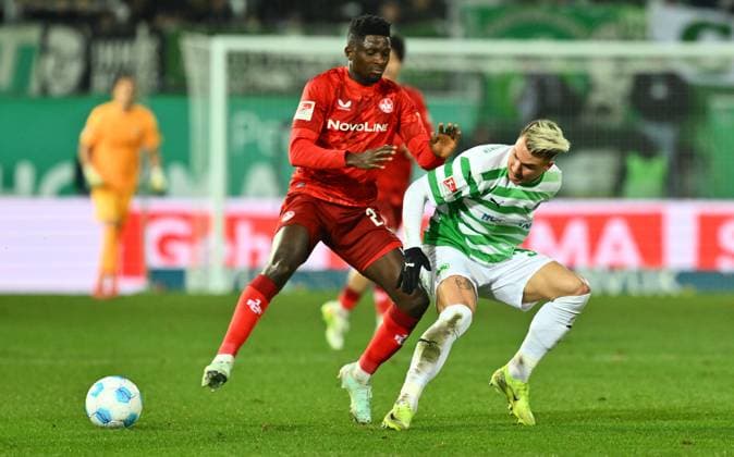 24.01.2025 - Fussball - Saison 2024 2025 - 2. Fussball - Bundesliga - 19. Spieltag: SpVgg Greuther Fürth ( Kleeblatt ) - 1. FC Kaiserslautern Lautern FCK ( Rote Teufel ) - Sportfoto Zink - xwoxzix - DFL regulations prohibit any use of photographs as image sequences and or quasi-video - only for editorial use - Afeez Aremu (23, 1. FC Kaiserslautern FCK ) Felix Klaus (30, SpVgg Greuther Fürth )