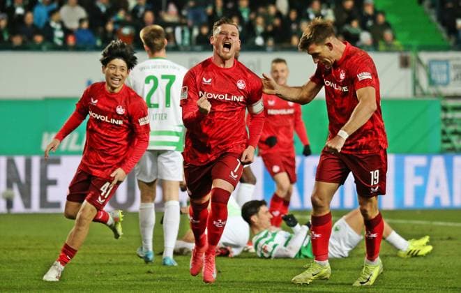 24.01.2025, xmohx, Fussball 2.Bundesliga, Spvgg Greuther Fuerth - 1.FC Kaiserslautern emspor, v.l. Daisuke Yokota, Marlon Ritter und Daniel Hanslik (Kaiserslautern) bejubeln das 1-1 (DFL DFB REGULATIONS PROHIBIT ANY USE OF PHOTOGRAPHS as IMAGE SEQUENCES and or QUASI-VIDEO) Fuerth