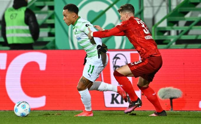 24.01.2025 - Fussball - Saison 2024 2025 - 2. Fussball - Bundesliga - 19. Spieltag: SpVgg Greuther Fürth ( Kleeblatt ) - 1. FC Kaiserslautern Lautern FCK ( Rote Teufel ) - Sportfoto Zink - xwoxzix - DFL regulations prohibit any use of photographs as image sequences and or quasi-video - only for editorial use - Roberto Massimo (11, SpVgg Greuther Fürth ) Jan Elvedi (33, 1. FC Kaiserslautern FCK )