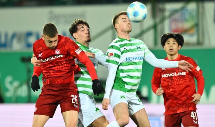 24.01.2025 - Fussball - Saison 2024 2025 - 2. Fussball - Bundesliga - 19. Spieltag: SpVgg Greuther Fürth ( Kleeblatt ) - 1. FC Kaiserslautern Lautern FCK ( Rote Teufel ) - Sportfoto Zink - xwoxzix - DFL regulations prohibit any use of photographs as image sequences and or quasi-video - only for editorial use - Filip Kaloc (26, 1. FC Kaiserslautern FCK ) Reno Münz Muenz (5, SpVgg Greuther Fürth ) Gian Luca Gian-Luca Itter (27, SpVgg Greuther Fürth )