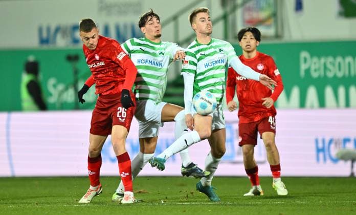 24.01.2025 - Fussball - Saison 2024 2025 - 2. Fussball - Bundesliga - 19. Spieltag: SpVgg Greuther Fürth ( Kleeblatt ) - 1. FC Kaiserslautern Lautern FCK ( Rote Teufel ) - Sportfoto Zink - xwoxzix - DFL regulations prohibit any use of photographs as image sequences and or quasi-video - only for editorial use - Filip Kaloc (26, 1. FC Kaiserslautern FCK ) Reno Münz Muenz (5, SpVgg Greuther Fürth ) Gian Luca Gian-Luca Itter (27, SpVgg Greuther Fürth )