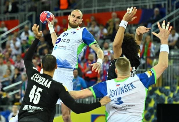 Sport Themen der Woche KW04 Sport Bilder des Tages Croatia, Zagreb, 240125. Arena Zagreb. IHF World Handball Championship 2025 - Croatia Denmark Norway. 2nd round match of group IV in the main round, Egypt - Slovenia. In the photo: Borut Mackovsek. Photo: Ronald Gorsic CROPIX Zagreb Croatia Copyright: xxRonaldxGorsicx xCROPIXx egipat_slovenija8-240125