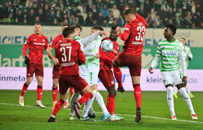 24.01.2025 - Fussball - Saison 2024 2025 - 2. Fussball - Bundesliga - 19. Spieltag: SpVgg Greuther Fürth ( Kleeblatt ) - 1. FC Kaiserslautern Lautern FCK ( Rote Teufel ) - Sportfoto Zink MeZi - xmexzix - DFL regulations prohibit any use of photographs as image sequences and or quasi-video - only for editorial use - Leon Robinson (37, 1. FC Kaiserslautern FCK ) Reno Münz Muenz (5, SpVgg Greuther Fürth ) Gian Luca Gian-Luca Itter (27, SpVgg Greuther Fürth ) Afeez Aremu (23, 1. FC Kaiserslautern FCK ) Jan Elvedi (33, 1. FC Kaiserslautern FCK ) Gideon Jung ( 23, SpVgg Greuther Fürth, rechts )
