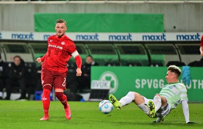 24.01.2025 - Fussball - Saison 2024 2025 - 2. Fussball - Bundesliga - 19. Spieltag: SpVgg Greuther Fürth ( Kleeblatt ) - 1. FC Kaiserslautern Lautern FCK ( Rote Teufel ) - Sportfoto Zink MeZi - xmexzix - DFL regulations prohibit any use of photographs as image sequences and or quasi-video - only for editorial use - Marlon Ritter (7, 1. FC Kaiserslautern FCK ) erzielt Treffer Tor Torschuß zum 1:1 gegen Felix Klaus (30, SpVgg Greuther Fürth )