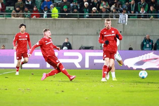 24.01.2025, xrekx, Fussball 2.Bundesliga, Spvgg Greuther Fuerth - 1.FC Kaiserslautern emspor, v.l. Marlon Ritter (1.FC Kaiserslautern) erzielt das Tor, Treffer, scores the goal zum 1:1 Torschuss (DFL DFB REGULATIONS PROHIBIT ANY USE OF PHOTOGRAPHS as IMAGE SEQUENCES and or QUASI-VIDEO) Fuerth