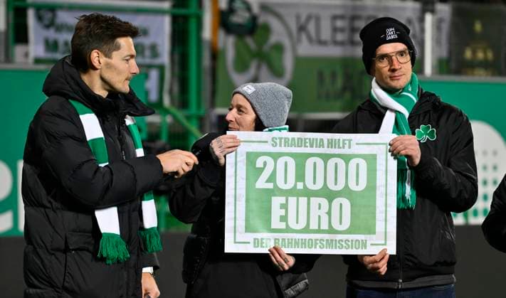 24.01.2025 - Fussball - Saison 2024 2025 - 2. Fussball - Bundesliga - 19. Spieltag: SpVgg Greuther Fürth ( Kleeblatt ) - 1. FC Kaiserslautern Lautern FCK ( Rote Teufel ) - Sportfoto Zink - xwoxzix - DFL regulations prohibit any use of photographs as image sequences and or quasi-video - only for editorial use - Spende über 20000 Euro durch Stradevia hilft - Greutherfürthfans Fans Fanblock Kleeblattfans -
