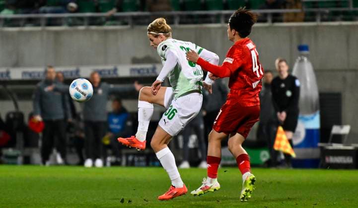24.01.2025 - Fussball - Saison 2024 2025 - 2. Fussball - Bundesliga - 19. Spieltag: SpVgg Greuther Fürth ( Kleeblatt ) - 1. FC Kaiserslautern Lautern FCK ( Rote Teufel ) - Sportfoto Zink - xwoxzix - DFL regulations prohibit any use of photographs as image sequences and or quasi-video - only for editorial use - Philipp Müller (36, SpVgg Greuther Fürth ) Daisuke Yokota (41, 1. FC Kaiserslautern FCK )