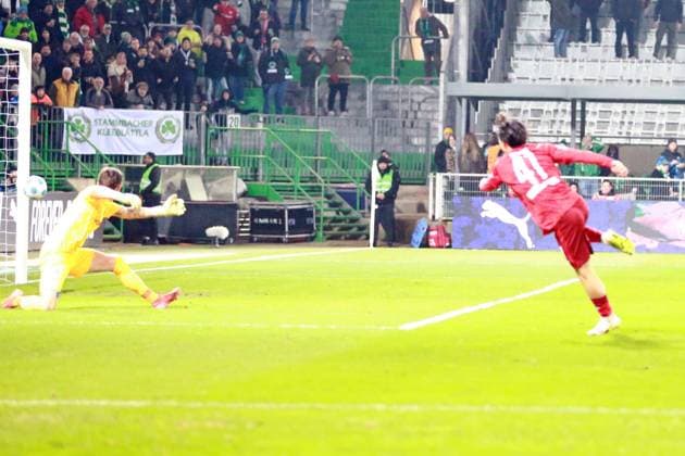 24.01.2025, xrekx, Fussball 2.Bundesliga, Spvgg Greuther Fuerth - 1.FC Kaiserslautern emspor, v.l. Daisuke Yokota (1.FC Kaiserslautern) erzielt das Tor, Treffer, scores the goal zum 2:1 Torschuss zum 2:1 (DFL DFB REGULATIONS PROHIBIT ANY USE OF PHOTOGRAPHS as IMAGE SEQUENCES and or QUASI-VIDEO) Fuerth