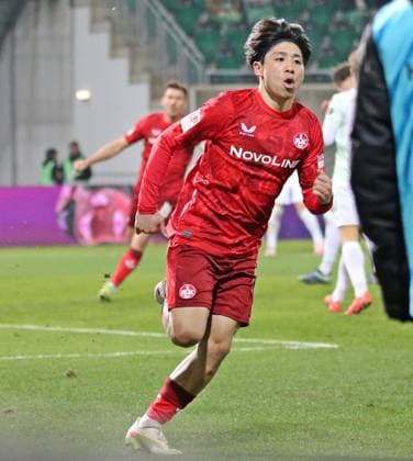 24.01.2025, xmohx, Fussball 2.Bundesliga, Spvgg Greuther Fuerth - 1.FC Kaiserslautern emspor, v.l. Daisuke Yokota (Kaiserslautern) bejubelt das 2-1 für Kaiserslautern (DFL DFB REGULATIONS PROHIBIT ANY USE OF PHOTOGRAPHS as IMAGE SEQUENCES and or QUASI-VIDEO) Fuerth