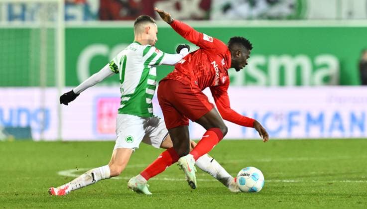 24.01.2025 - Fussball - Saison 2024 2025 - 2. Fussball - Bundesliga - 19. Spieltag: SpVgg Greuther Fürth ( Kleeblatt ) - 1. FC Kaiserslautern Lautern FCK ( Rote Teufel ) - Sportfoto Zink - xwoxzix - DFL regulations prohibit any use of photographs as image sequences and or quasi-video - only for editorial use - Branimir Hrgota (10, SpVgg Greuther Fürth ) Afeez Aremu (23, 1. FC Kaiserslautern FCK )