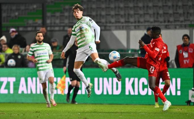 24.01.2025 - Fussball - Saison 2024 2025 - 2. Fussball - Bundesliga - 19. Spieltag: SpVgg Greuther Fürth ( Kleeblatt ) - 1. FC Kaiserslautern Lautern FCK ( Rote Teufel ) - Sportfoto Zink - xwoxzix - DFL regulations prohibit any use of photographs as image sequences and or quasi-video - only for editorial use - Reno Münz Muenz (5, SpVgg Greuther Fürth ) Afeez Aremu (23, 1. FC Kaiserslautern FCK )