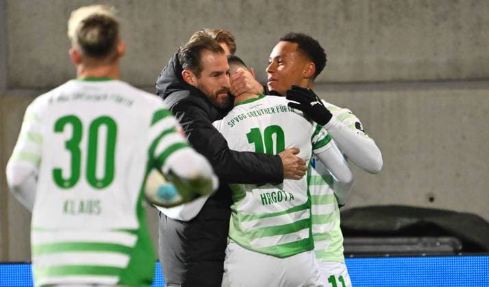24.01.2025 - Fussball - Saison 2024 2025 - 2. Fussball - Bundesliga - 19. Spieltag: SpVgg Greuther Fürth ( Kleeblatt ) - 1. FC Kaiserslautern Lautern FCK ( Rote Teufel ) - Sportfoto Zink - xwoxzix - DFL regulations prohibit any use of photographs as image sequences and or quasi-video - only for editorial use - Torjubel Jubel Freude nach Treffer Tor Torschuß zum 2:2 durch Branimir Hrgota (10, SpVgg Greuther Fürth ) - Jan Siewert ( Trainer SpVgg Greuther Fürth ) Branimir Hrgota (10, SpVgg Greuther Fürth ) Roberto Massimo (11, SpVgg Greuther Fürth )