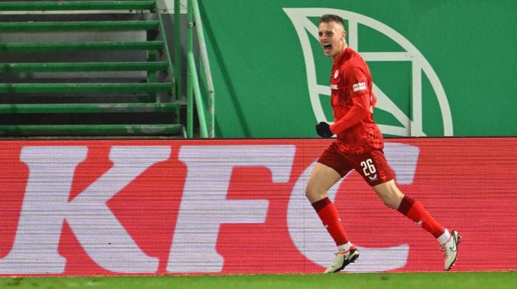 24.01.2025 - Fussball - Saison 2024 2025 - 2. Fussball - Bundesliga - 19. Spieltag: SpVgg Greuther Fürth ( Kleeblatt ) - 1. FC Kaiserslautern Lautern FCK ( Rote Teufel ) - Sportfoto Zink - xwoxzix - DFL regulations prohibit any use of photographs as image sequences and or quasi-video - only for editorial use - Torjubel Jubel Freude nach Treffer Tor Torschuß zum 2:3 durch Filip Kaloc (26, 1. FC Kaiserslautern FCK ) -