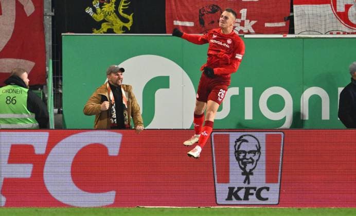 24.01.2025 - Fussball - Saison 2024 2025 - 2. Fussball - Bundesliga - 19. Spieltag: SpVgg Greuther Fürth ( Kleeblatt ) - 1. FC Kaiserslautern Lautern FCK ( Rote Teufel ) - Sportfoto Zink - xwoxzix - DFL regulations prohibit any use of photographs as image sequences and or quasi-video - only for editorial use - Torjubel Jubel Freude nach Treffer Tor Torschuß zum 2:3 durch Filip Kaloc (26, 1. FC Kaiserslautern FCK ) -