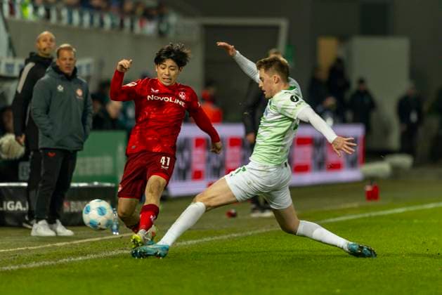 Fürth, Deutschland 24. Januar 2025: 2. Liga - 2024 2025 - SpVgg Greuther Fürth vs. 1. FC Kaiserlautern ^ Im Bild: v. li. im Zweikampf Daisuke Yokota (FCK) und Luca Itter (Fuerth) DFL regulations prohibit any use of photographs as image sequences and or quasi-video Sportpark Ronhof Bayern