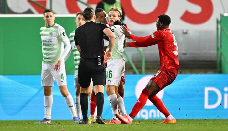 24.01.2025 - Fussball - Saison 2024 2025 - 2. Fussball - Bundesliga - 19. Spieltag: SpVgg Greuther Fürth ( Kleeblatt ) - 1. FC Kaiserslautern Lautern FCK ( Rote Teufel ) - Sportfoto Zink - xwoxzix - DFL regulations prohibit any use of photographs as image sequences and or quasi-video - only for editorial use - Jan Gyamerah (32, 1. FC Kaiserslautern FCK ) packt Philipp Müller (36, SpVgg Greuther Fürth ) - Szene zu gelb-rote Karte Platzverweis