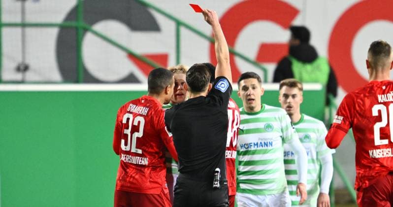24.01.2025 - Fussball - Saison 2024 2025 - 2. Fussball - Bundesliga - 19. Spieltag: SpVgg Greuther Fürth ( Kleeblatt ) - 1. FC Kaiserslautern Lautern FCK ( Rote Teufel ) - Sportfoto Zink - xwoxzix - DFL regulations prohibit any use of photographs as image sequences and or quasi-video - only for editorial use - Felix Prigan (Schiedsrichter ) zeigt Philipp Müller (36, SpVgg Greuther Fürth ) rote Karte Rot Platzverweis