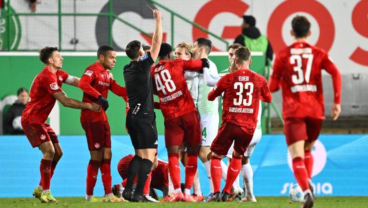 24.01.2025 - Fussball - Saison 2024 2025 - 2. Fussball - Bundesliga - 19. Spieltag: SpVgg Greuther Fürth ( Kleeblatt ) - 1. FC Kaiserslautern Lautern FCK ( Rote Teufel ) - Sportfoto Zink - xwoxzix - DFL regulations prohibit any use of photographs as image sequences and or quasi-video - only for editorial use - Felix Prigan (Schiedsrichter ) zeigt Philipp Müller (36, SpVgg Greuther Fürth ) rote Karte Rot Platzverweis