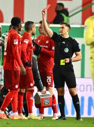 Sport Themen der Woche KW04 Sport Bilder des Tages 24.01.2025 - Fussball - Saison 2024 2025 - 2. Fussball - Bundesliga - 19. Spieltag: SpVgg Greuther Fürth ( Kleeblatt ) - 1. FC Kaiserslautern Lautern FCK ( Rote Teufel ) - Sportfoto Zink - xwoxzix - DFL regulations prohibit any use of photographs as image sequences and or quasi-video - only for editorial use - Felix Prigan (Schiedsrichter ) zeigt Jan Gyamerah (32, 1. FC Kaiserslautern FCK ) gelb-rote Karte Platzverweis *** 24 01 2025 Soccer Season 2024 2025 2 Soccer Bundesliga 19 Matchday SpVgg Greuther Fürth Kleeblatt 1 FC Kaiserslautern Lautern FCK Rote Teufel Sportfoto Zink xwoxzix DFL regulations prohibit any use of photographs as image sequences and or quasi video only for editorial use Felix Prigan Referee shows Jan Gyamerah 32, 1 FC Kaiserslautern FCK yellow red card sending off