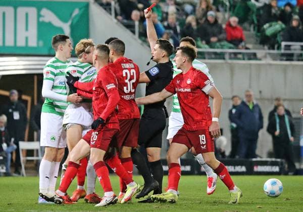 24.01.2025, xmohx, Fussball 2.Bundesliga, Spvgg Greuther Fuerth - 1.FC Kaiserslautern emspor, v.l. Philipp Müller (Fürth) sieht die rote Karte (DFL DFB REGULATIONS PROHIBIT ANY USE OF PHOTOGRAPHS as IMAGE SEQUENCES and or QUASI-VIDEO) Fuerth