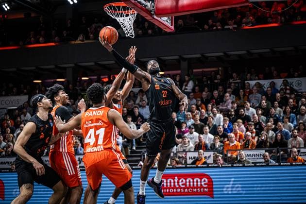 Bilder des Jahres 2025, Sport 01 Januar Sport Themen der Woche KW04 Sport Bilder des Tages 1. Basketball Bundesliga, easyCredit BBL, Saison 2024 2025, Herren, Hauptrunde, 18. Spieltag, 24.01.2025, RASTA Vechta - Niners Chemnitz Eddy Edigin Jr. ( 27 - Niners Chemnitz) beim Korbleger Vechta RASTA Dome Niedersachsen Deutschland *** 1 Basketball Bundesliga, easyCredit BBL, Season 2024 2025, Men, Main Round, Matchday 18, 24 01 2025, RASTA Vechta Niners Chemnitz Eddy Edigin Jr 27 Niners Chemnitz at the basket Vechta RASTA Dome Lower Saxony Germany